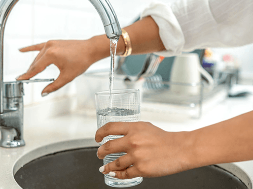 Hand fillling glass with water